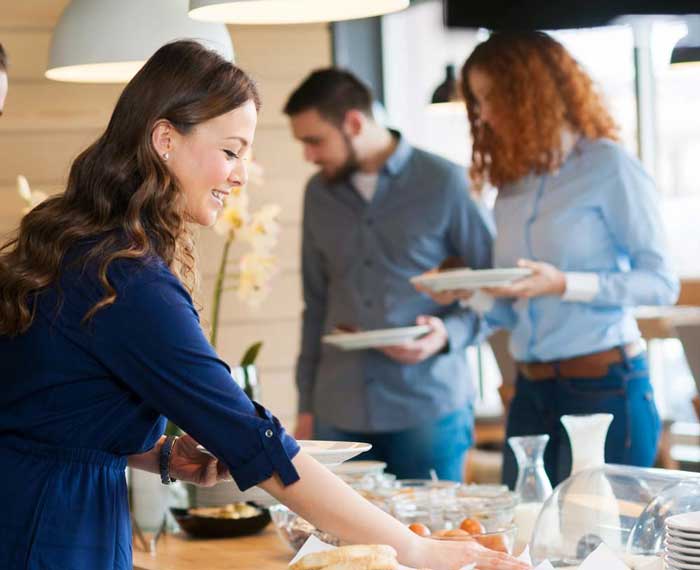 Kvinna som tar mat från en catering